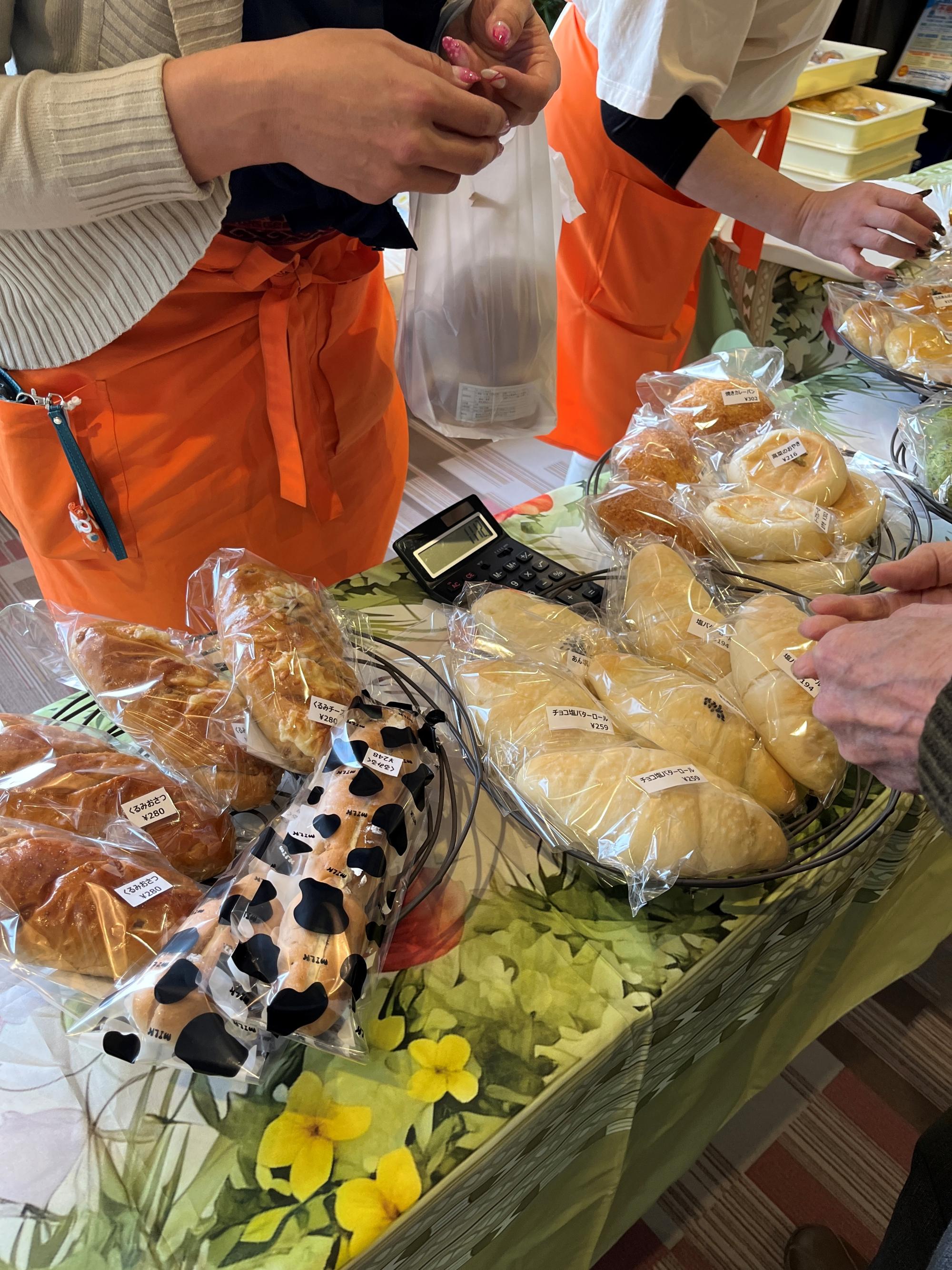 焼きたての香りに誘われて 〜毎月のお楽しみ・パンの移動販売〜