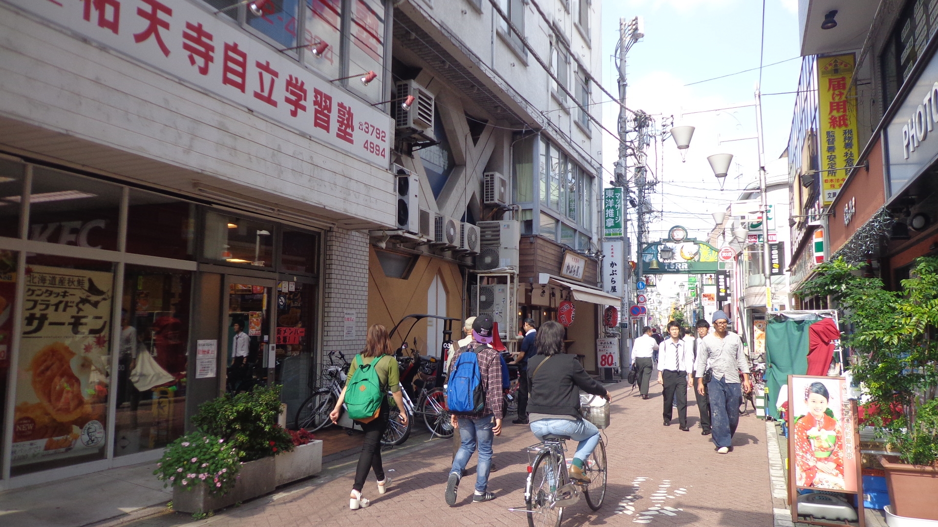 01祐天寺駅前の商店街.JPG