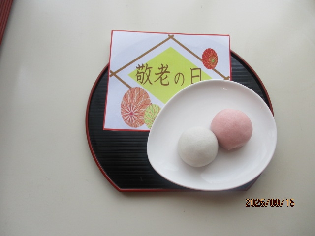秋の敬老会、歌と美味とともに～
