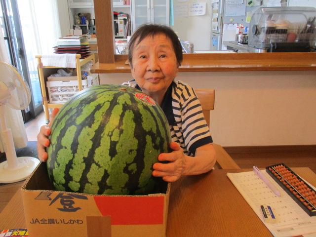 夏の味覚のスイカを楽しむひととき