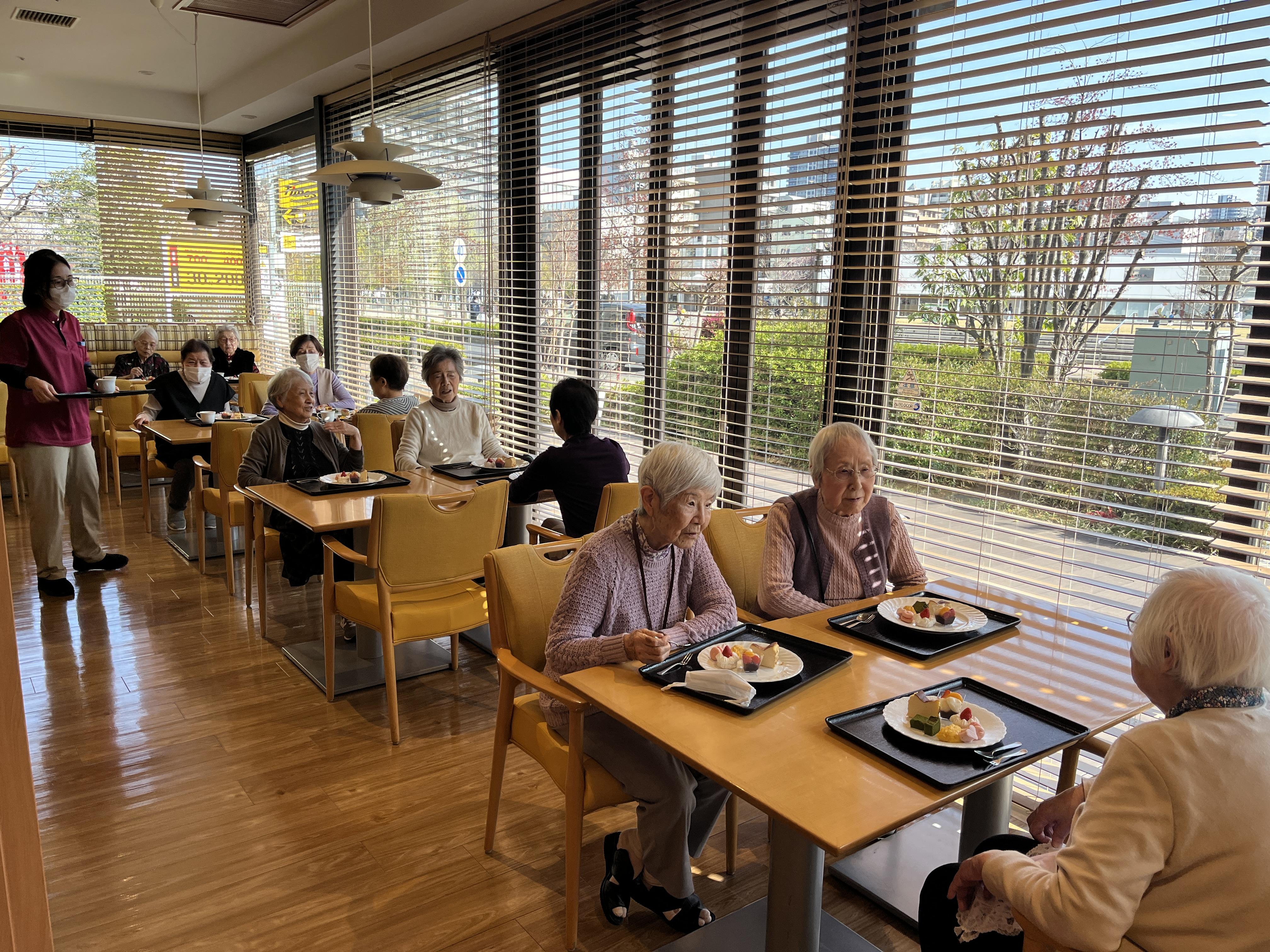 ケーキプレートで女子会！春喫茶