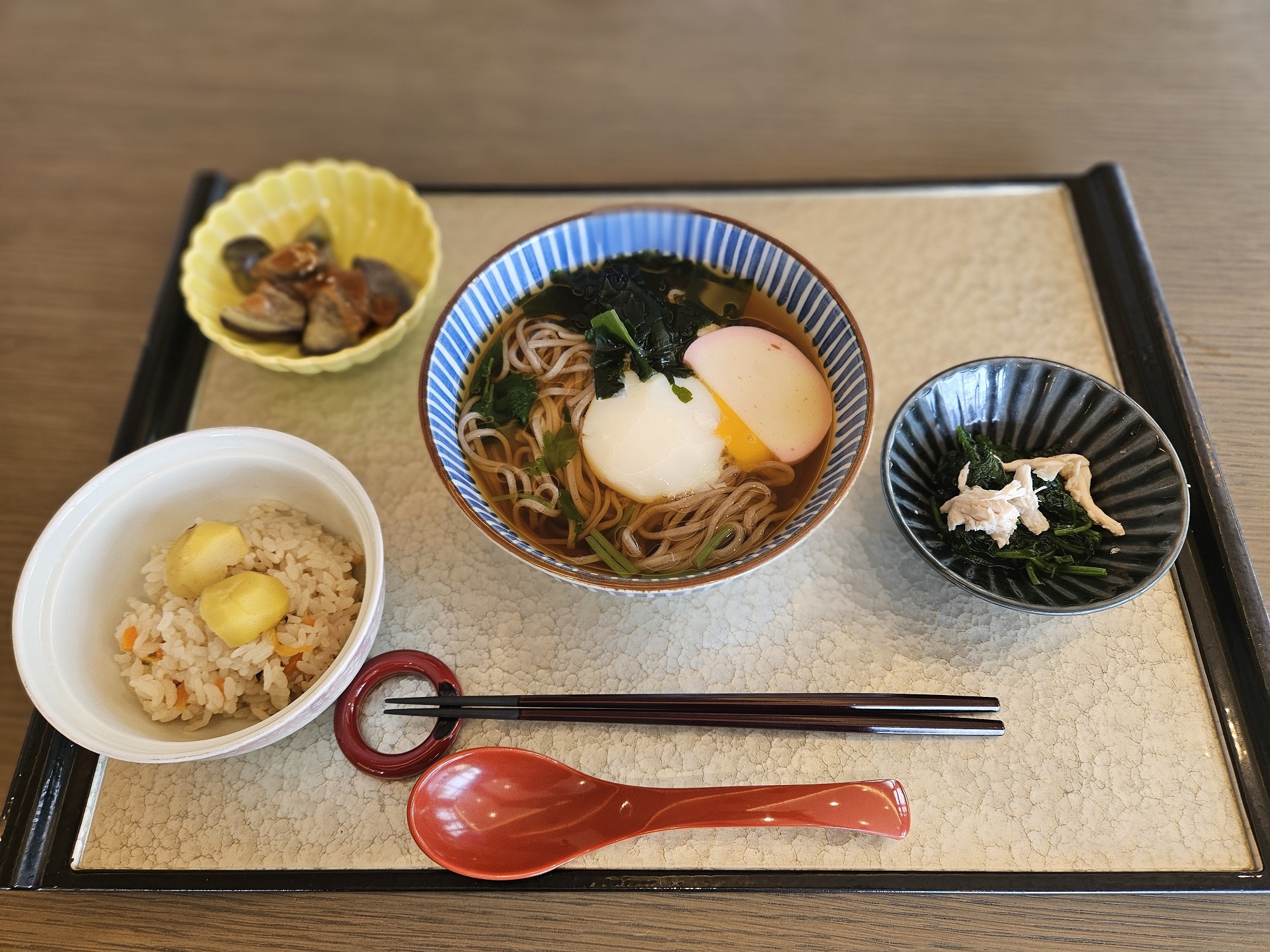 花より団子、お月見より蕎麦。