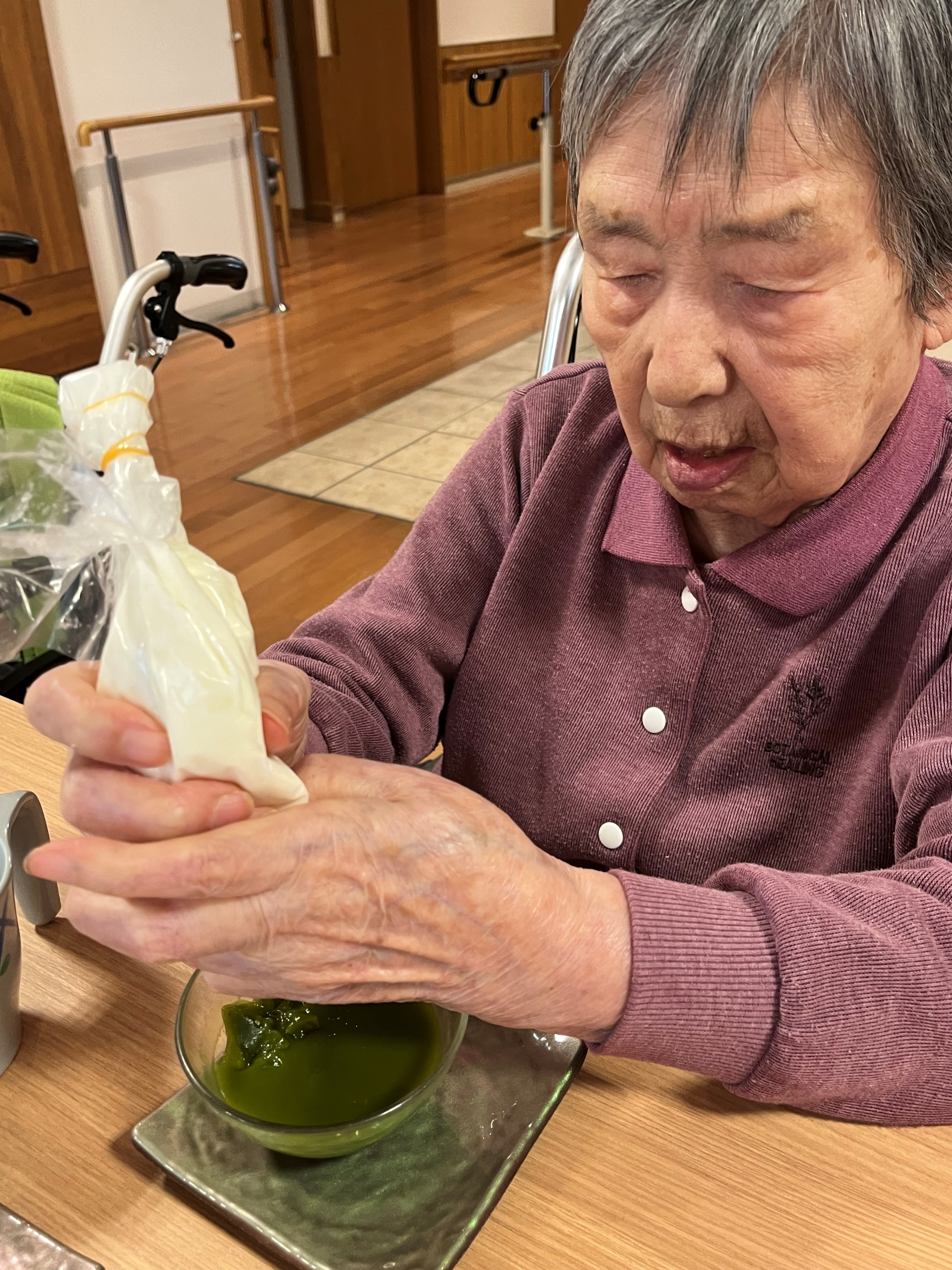 涼やか抹茶水ようかんと共に、笑顔あふれる午後