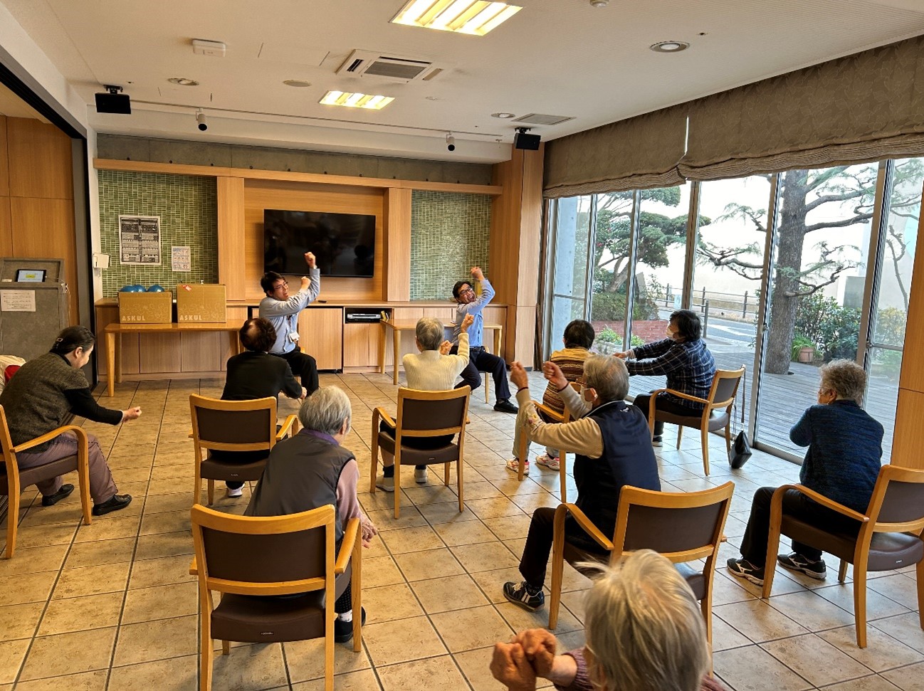 冬にぴったりの笑いヨガを行いました。