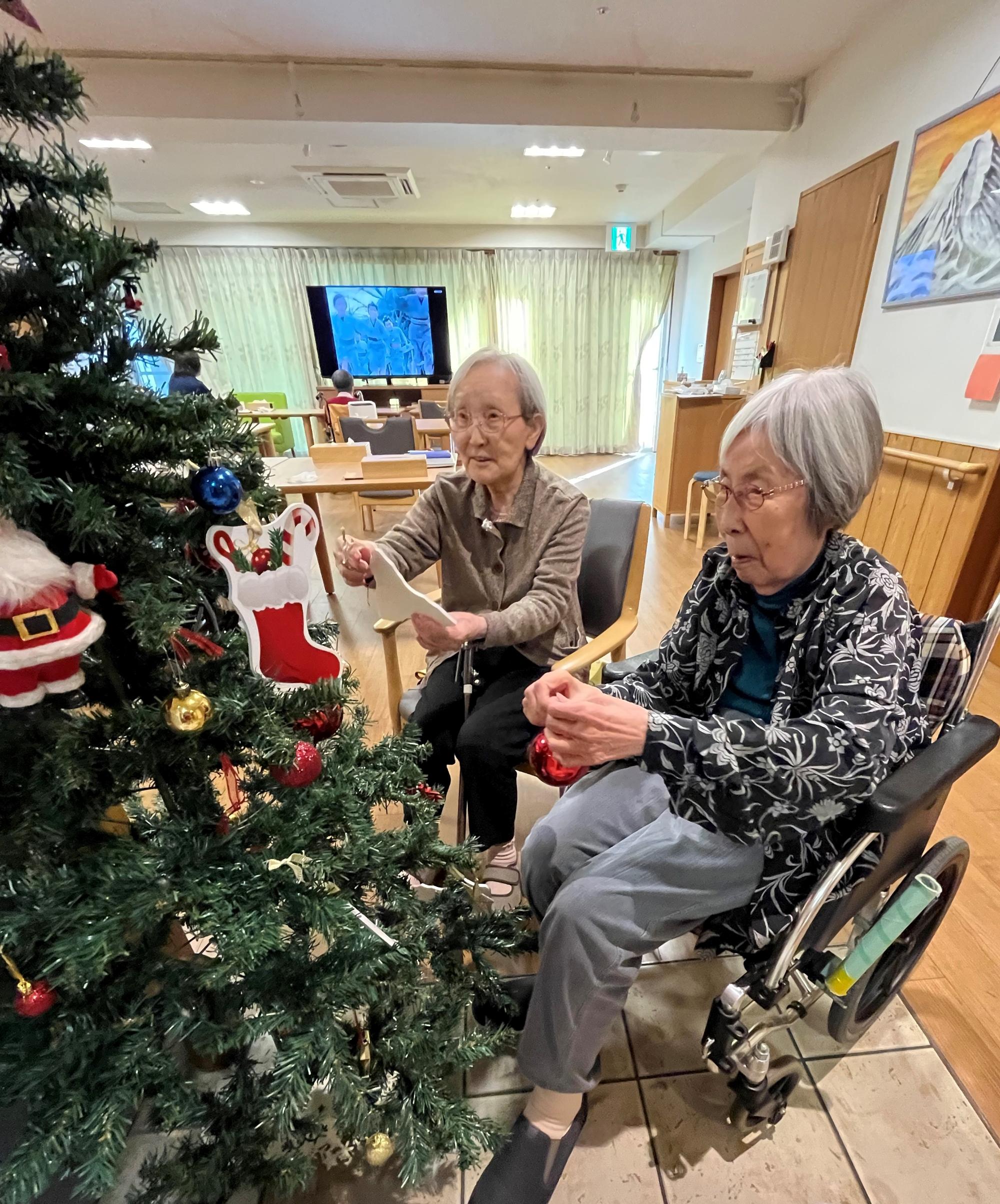 冬の訪れと一緒に…クリスマスツリーを飾りました!