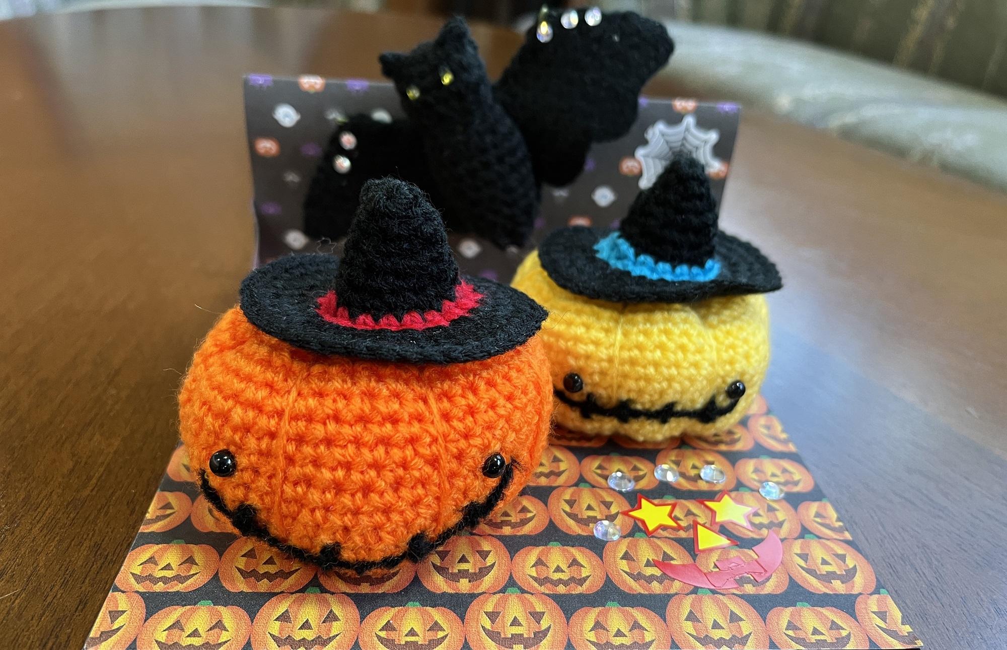 ハロウィンを彩る手編み作品を展示しました