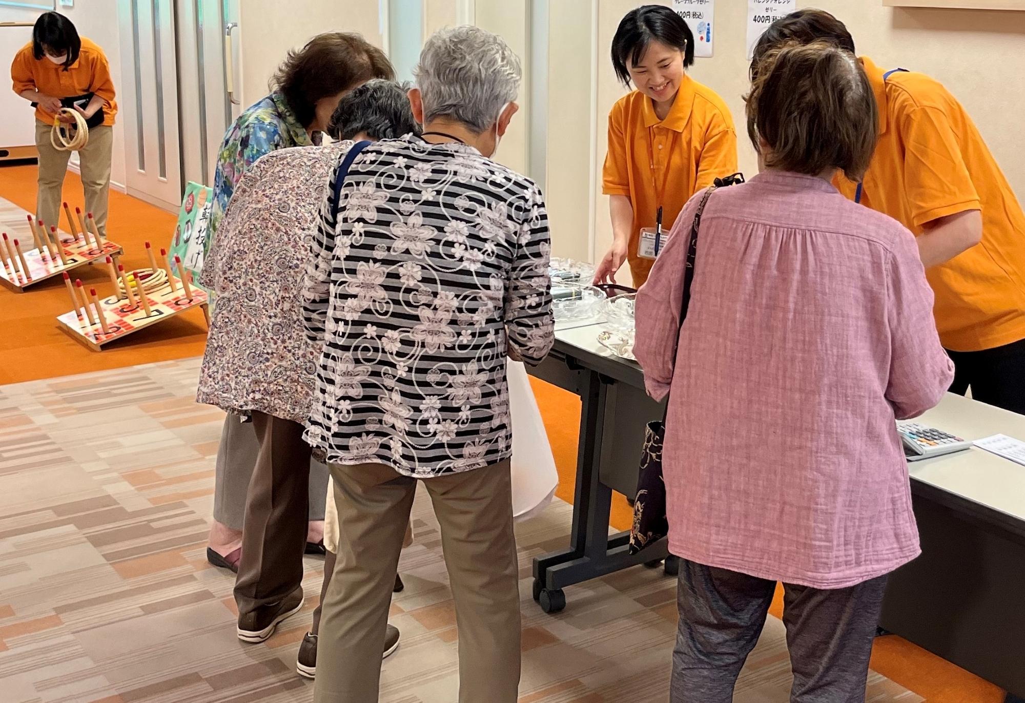 販売の様子2507y7
