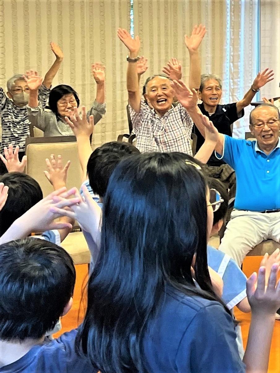 1園児と笑いヨガ