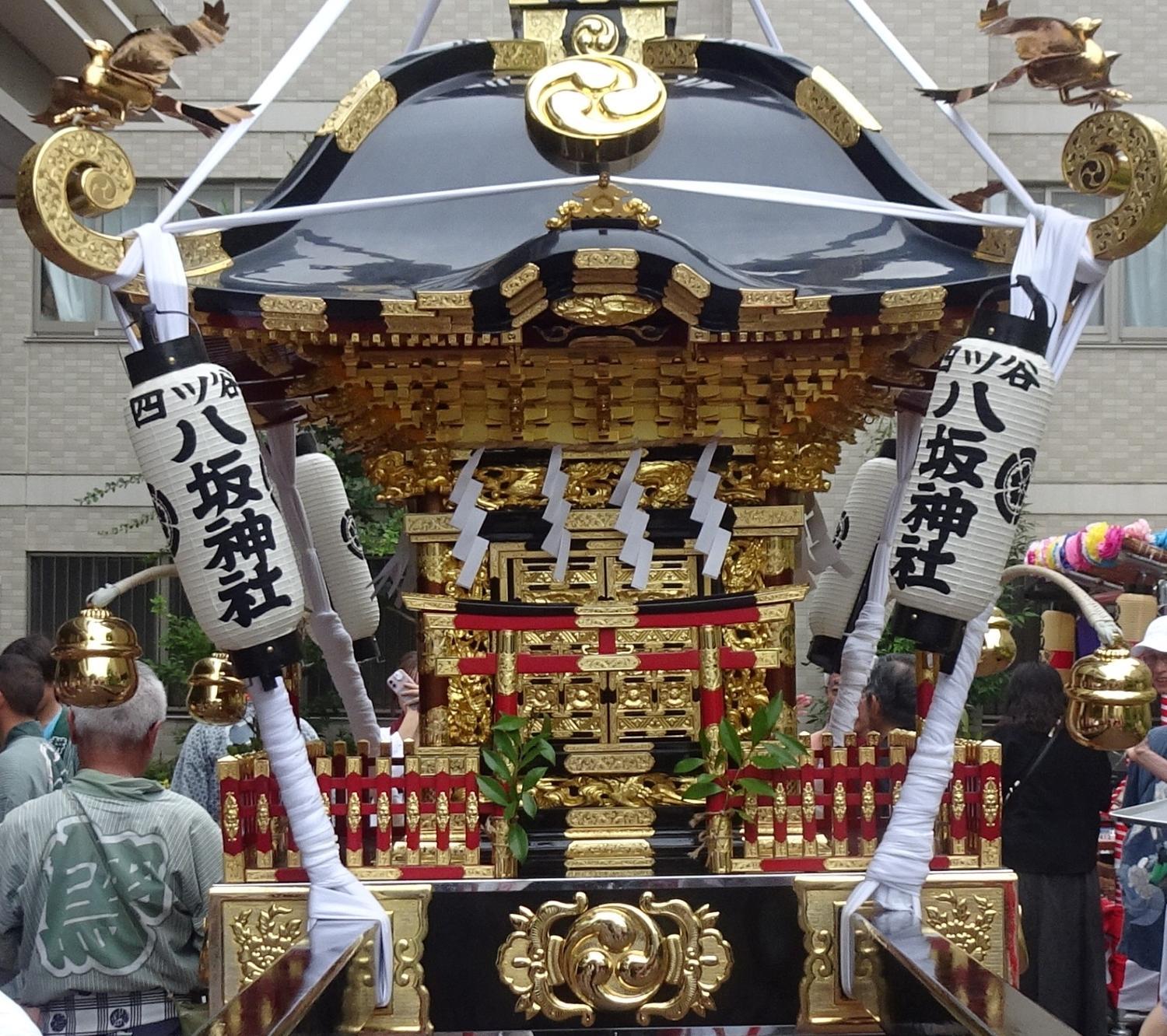 四ツ谷町内会のお神輿がやってきました！｜ブログ： ブランシエール