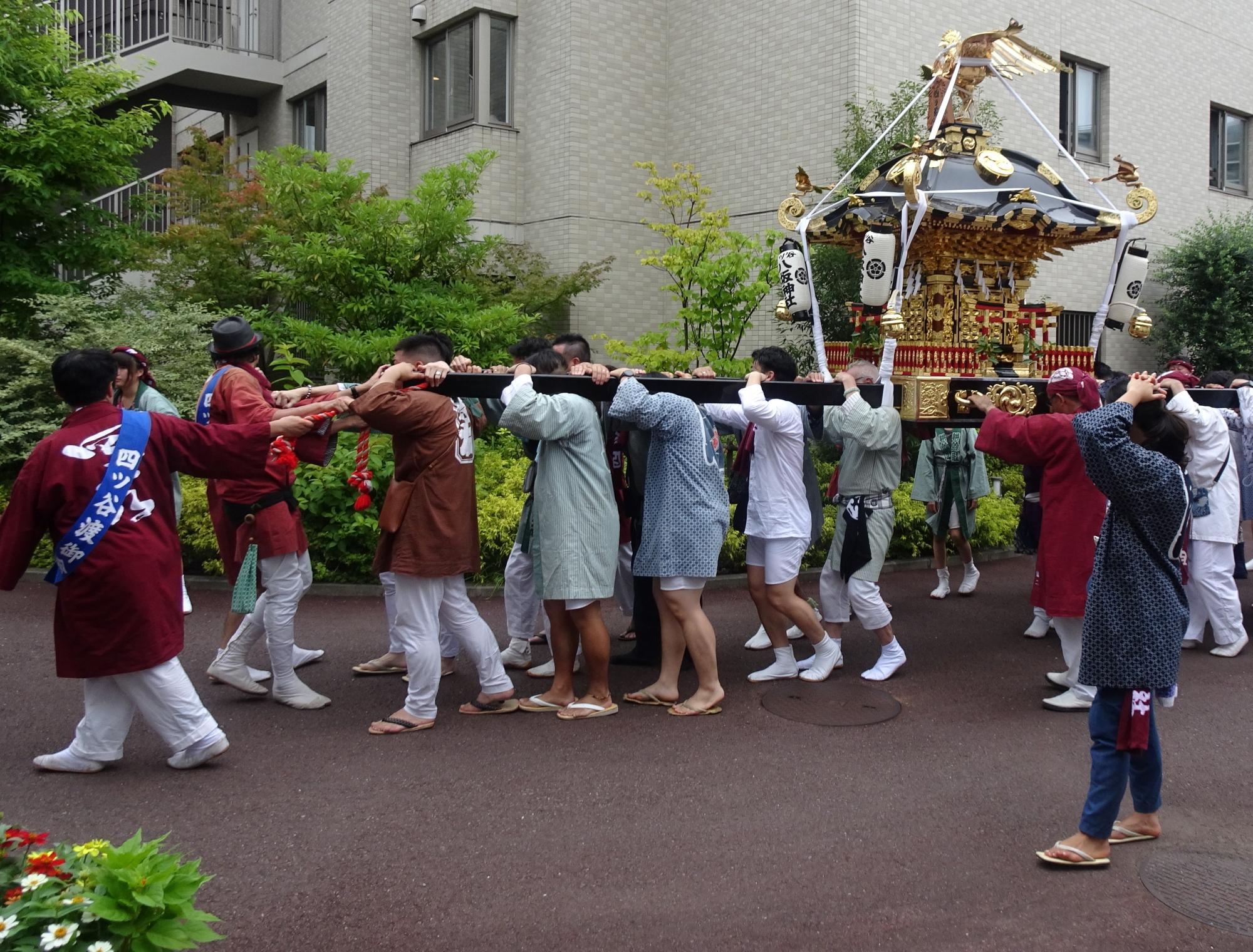 【値下げ】お神輿　二人乗り　特注品 四ツ谷町内会のお神輿がやってきました！｜ブログ： ブランシエール