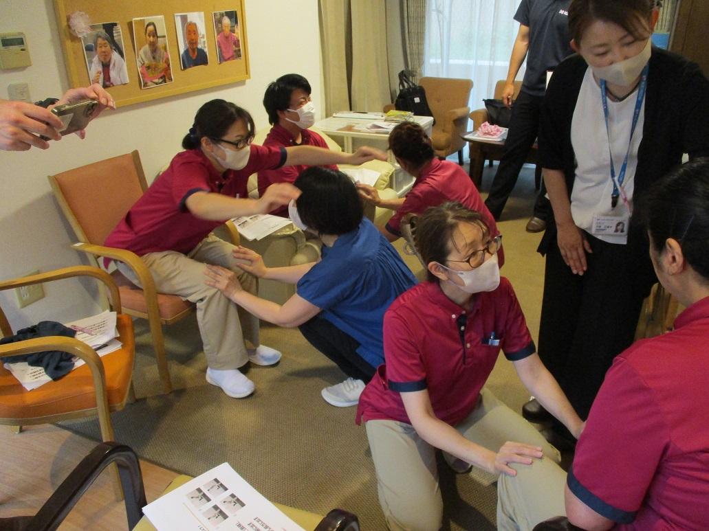 「知る」ことでより良いケアへ ~訪問マッサージを学びました~