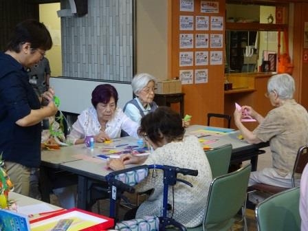 皆さんで飾りを作成中