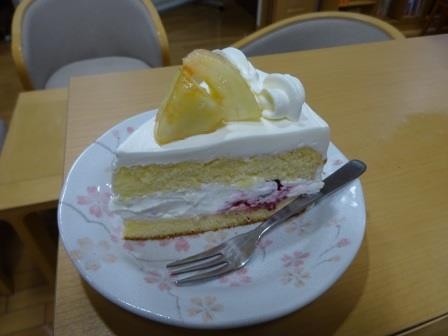 厨房作成の桃ケーキ