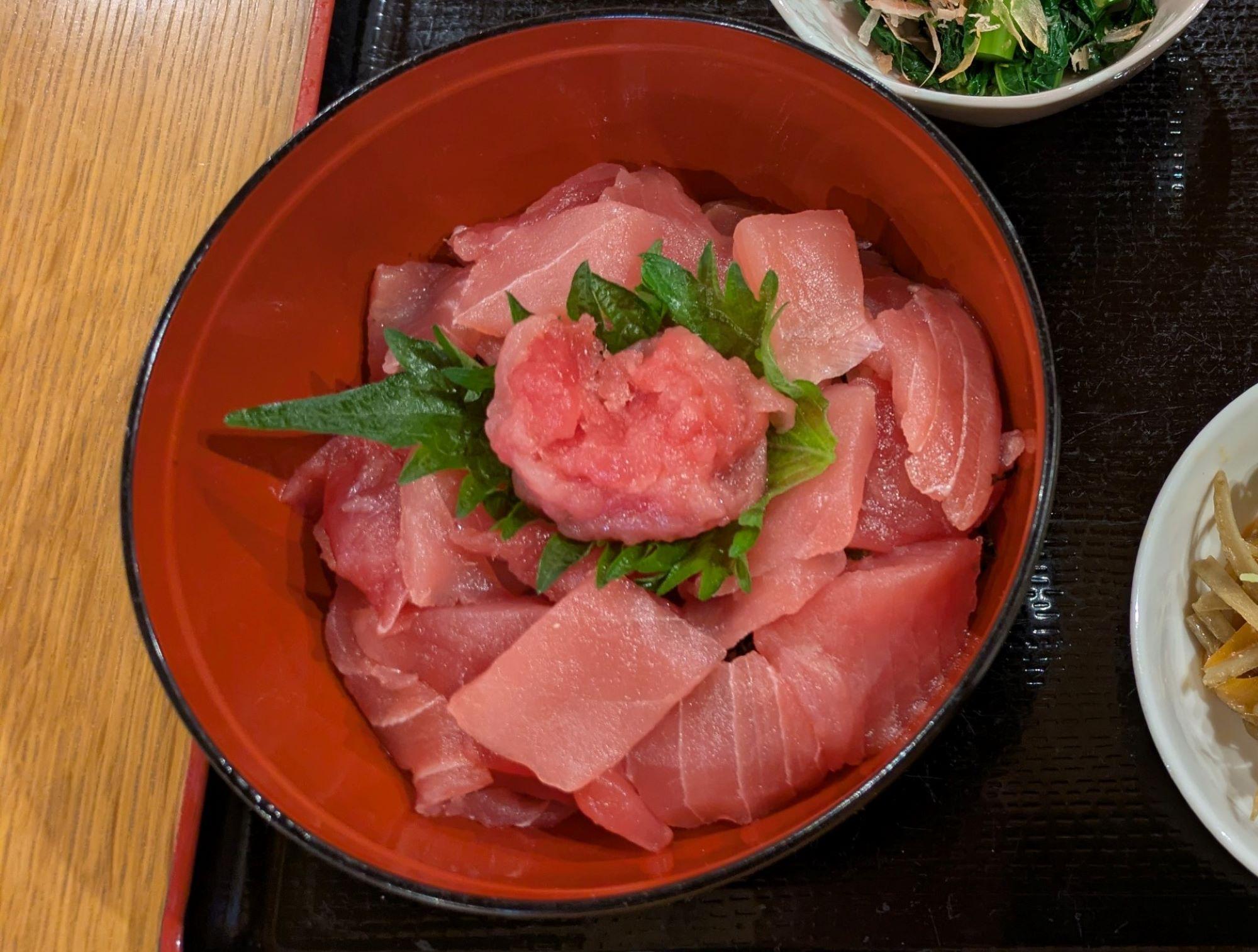 ご飯が見えないまぐろ丼