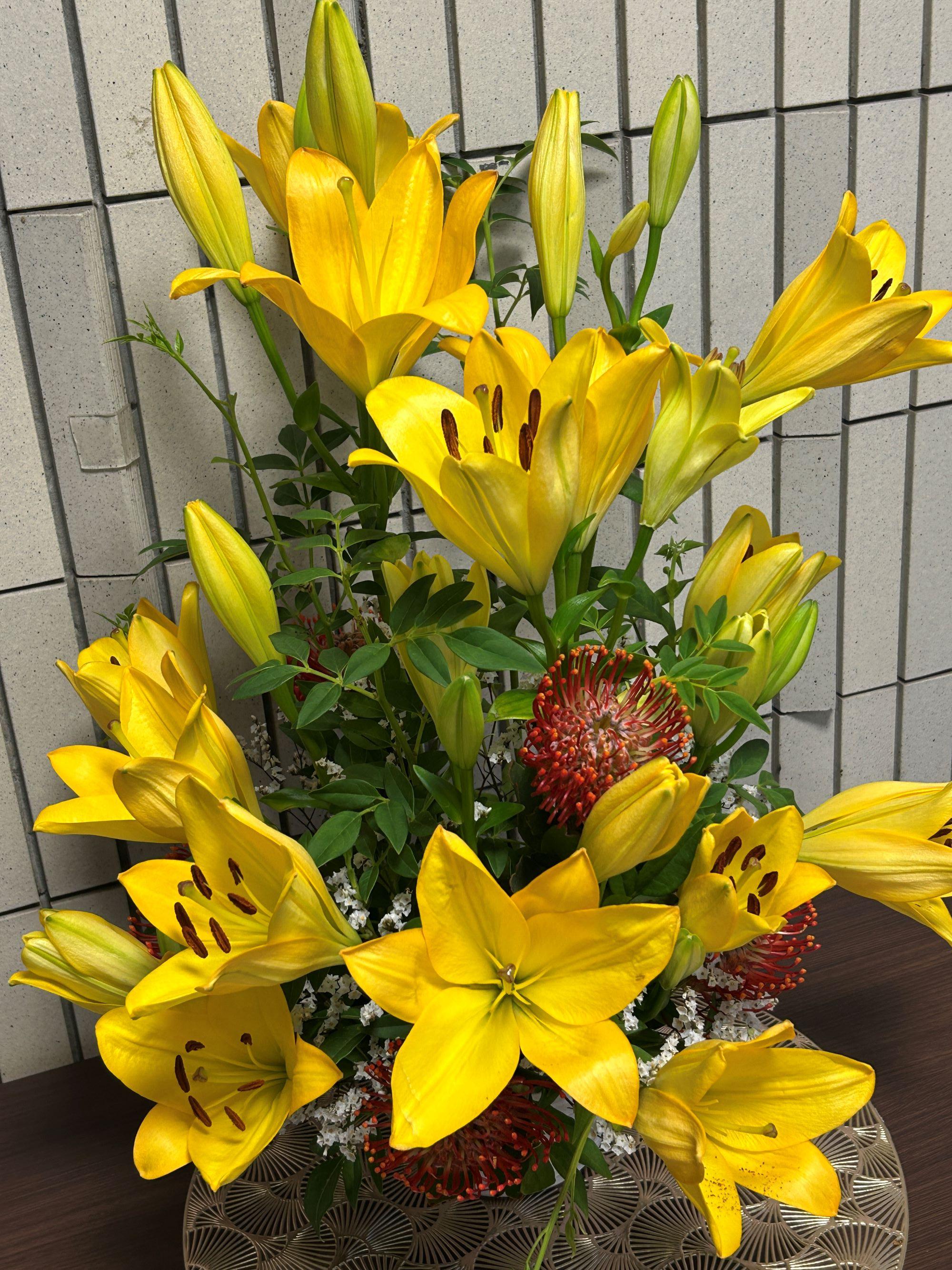 黄色いユリ