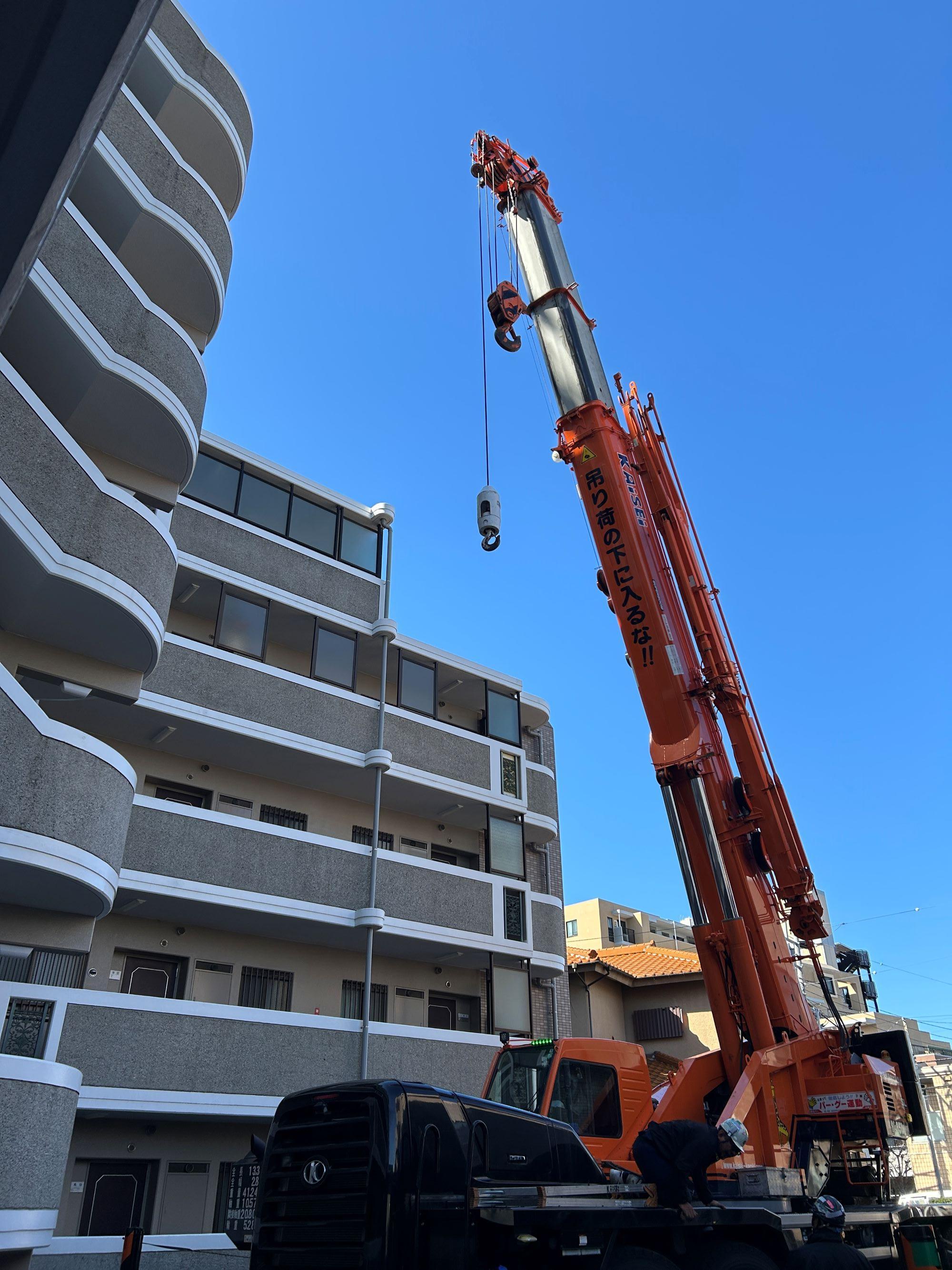 青空をバックに聳え立つクレーン